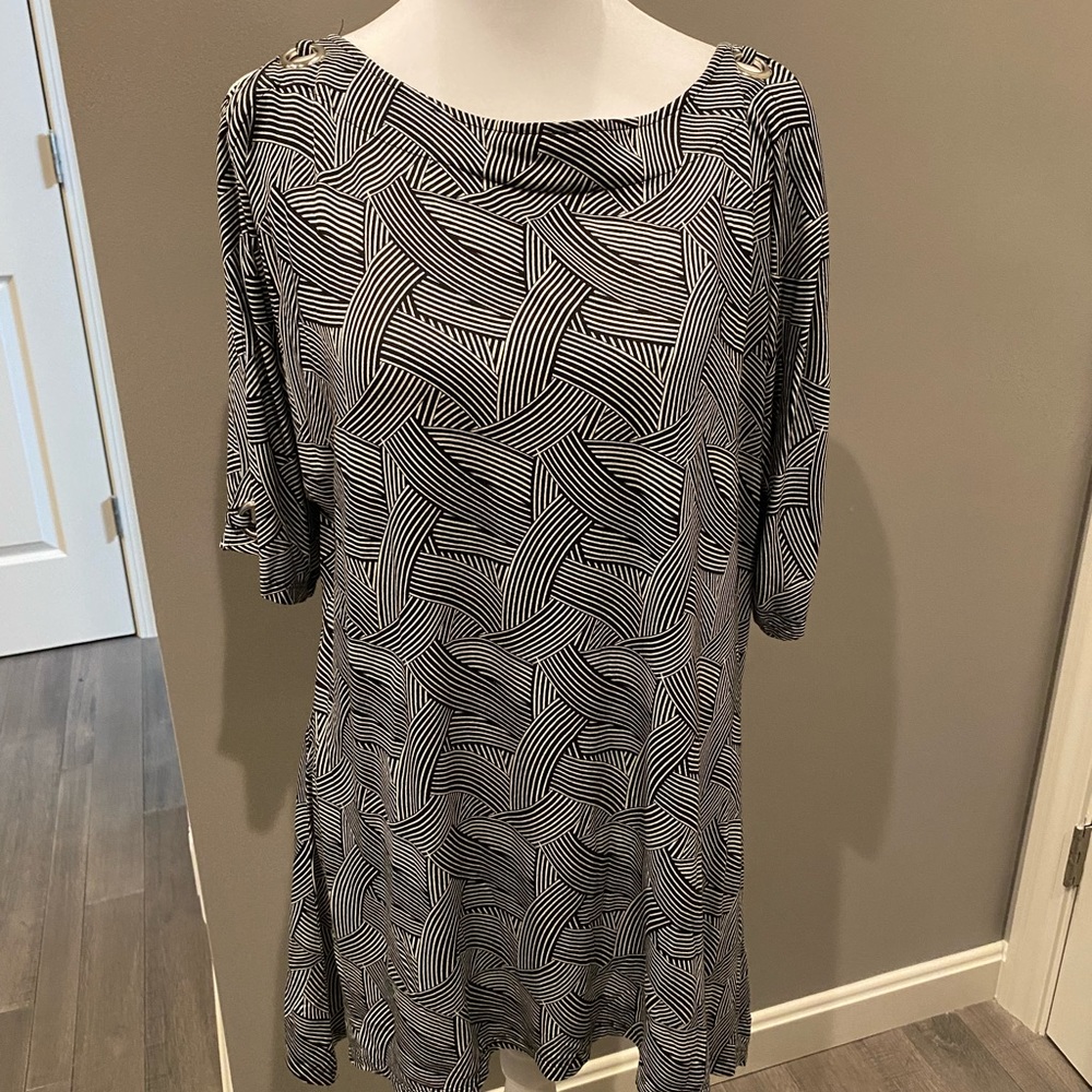 Cable and Gauge Women’s cold shoulder black and white top